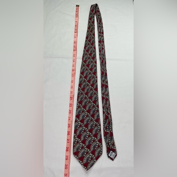 Metropolitan Museum of Art Tie 100% Silk Geometric Red 60” x 4” - Picture 8 of 8